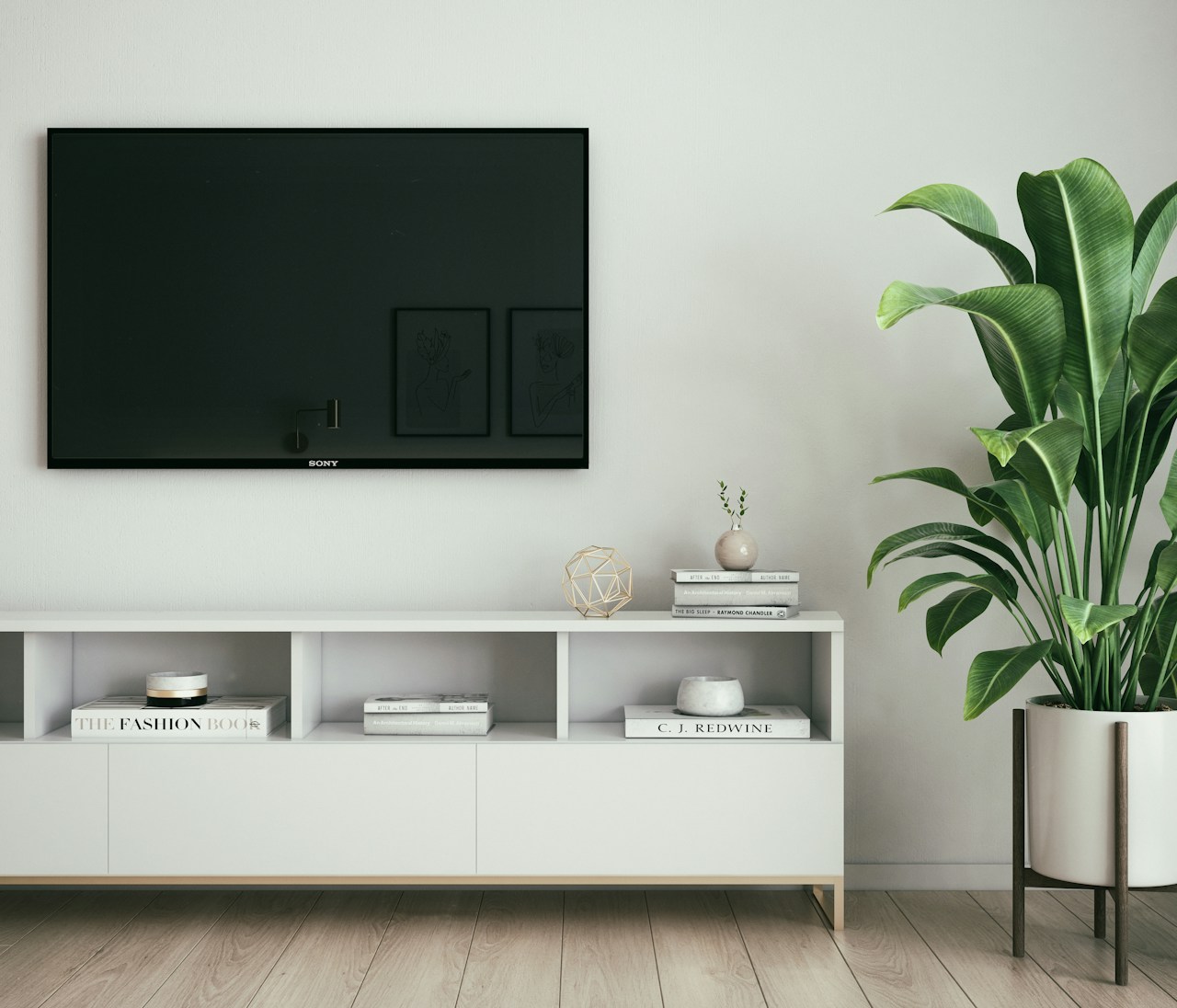 TV a dalle antireflet sur mur blanc