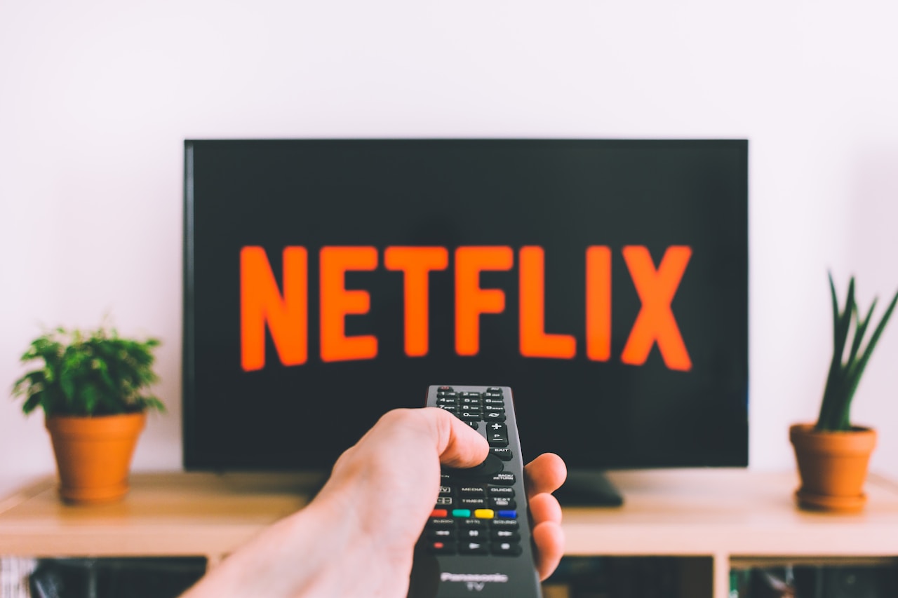 Telecommande pointee vers la TV pour acceder au streaming